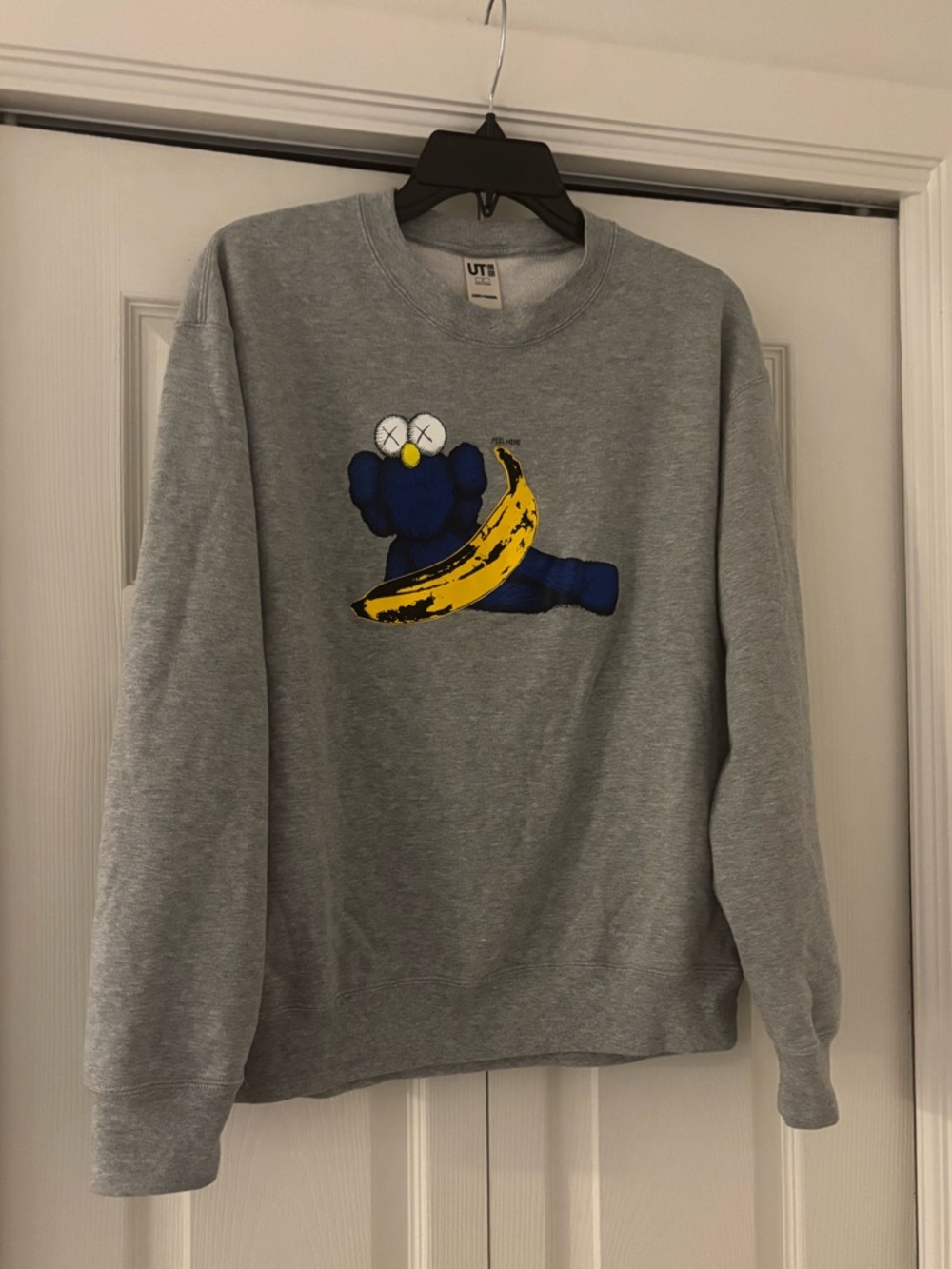 UNIQLO KAWS X WARHOL Graphic Banana Gray Sweatshirt with Blue & Yellow Graphic - Picture 5 of 9